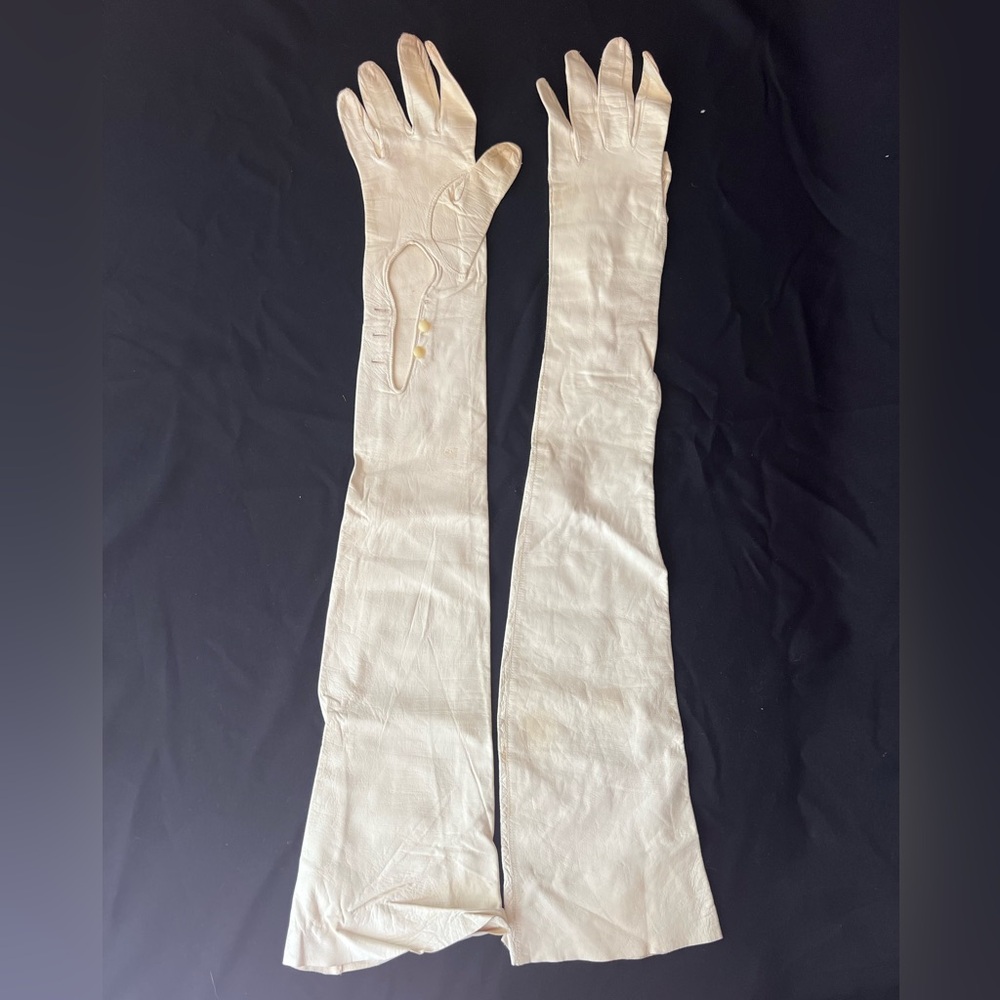 Vintage kidskin opera gloves. White, great condition.